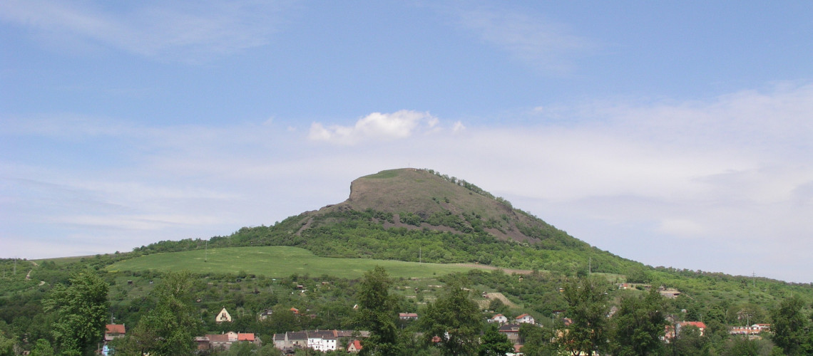 Radobýl s řekou.JPG